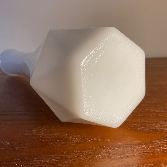 Vintage Milk Glass Geometric Pattern Bud Vase 8.5โ - Picture 11 of 14